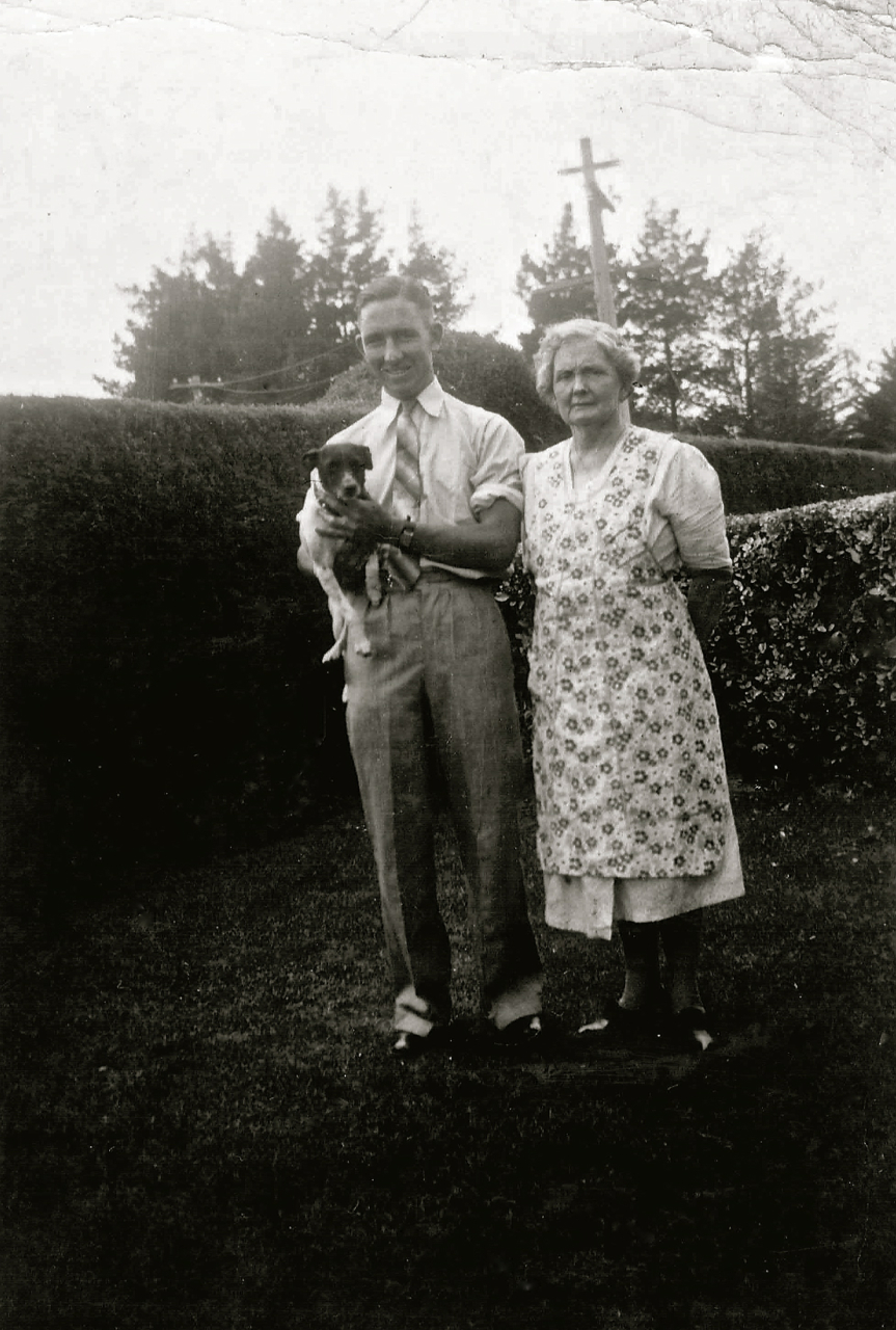 Dick & Margaret McNamee in front yard of no.12 Acton cottages Sunken