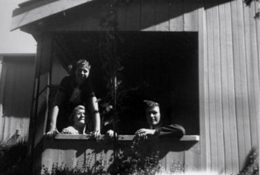 Helen, Christina & Eric Dunshea on verandah of Acton cottage No 4