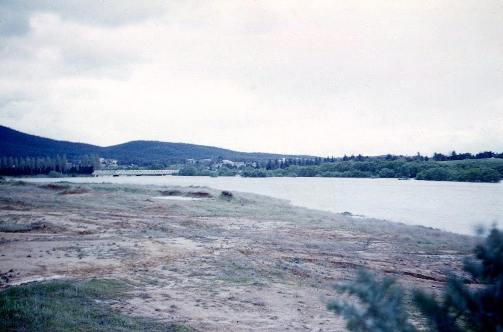 Molonglo in flood under old 'Billabong' bridge