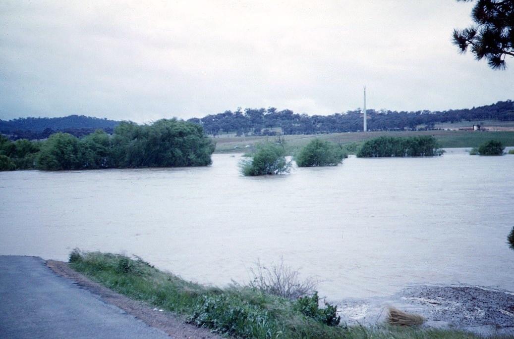 Molonglo in flood at Scott's Crossing (no. 2)